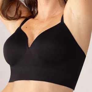 Detail van een comfortabele zwarte draadloze push-up bh met naadloos ontwerp voor dames