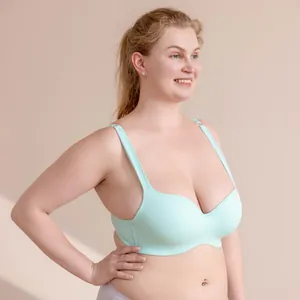 Detailopname van een mintgroene plus-size naadloze beha met volledige cupondersteuning.