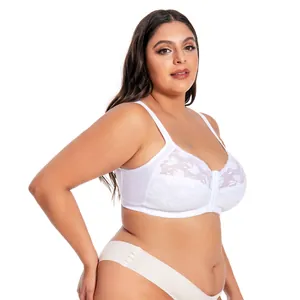 Dettaglio di un reggiseno in pizzo bianco taglie forti con coppe sfoderate senza ferretto
