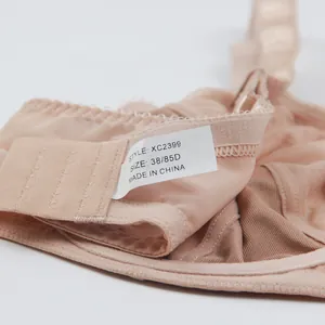 Détail du soutien-gorge nude avec l'étiquette de taille 38/85D et la texture du tissu