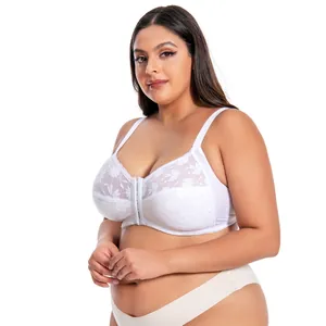Dettaglio ravvicinato di reggiseno in pizzo bianco con chiusura frontale per taglie forti