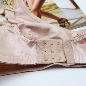Detailansicht des verstellbaren Hakenverschlusses eines beigen bügellosen Plus-Size-BHs.