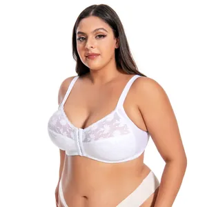 Dettaglio di un reggiseno in pizzo bianco taglie forti con chiusura frontale regolabile