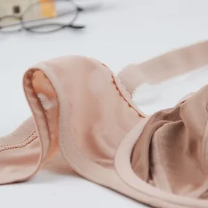 Vue macro détaillée du tissu en maille respirant et de l'armature de ce soutien-gorge nude grande taille