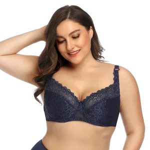 Detailansicht eines dunkelblauen Plus-Size-Spitzen-BHs mit aufwendigen Blumenmustern