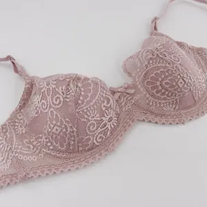 Gros plan sur la dentelle florale complexe d'un soutien-gorge ultra-fin de style français