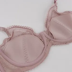 Détail de la doublure intérieure douce et de la dentelle fine du soutien-gorge rose