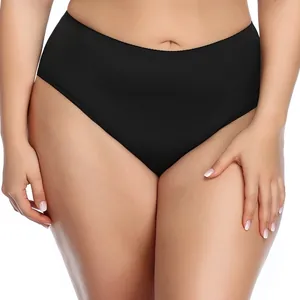 Hochwertige Nahaufnahme einer schwarzen nahtlosen Damen-Unterhose in großer Übergröße