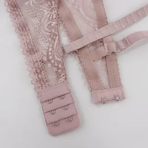 Gros plan d'un soutien-gorge en dentelle rose avec fermeture à double agrafage et dentelle fine.