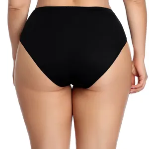 Detaillierte Rückansicht von nahtlosen schwarzen Baumwollslips in Übergröße mit hoher Taille