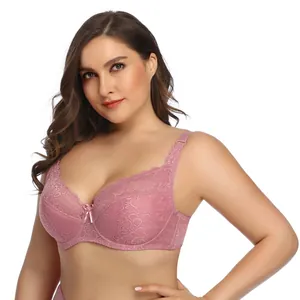 Nahaufnahme eines rosafarbenen Plus-Size-Push-up-BHs aus floraler Spitze am Modell