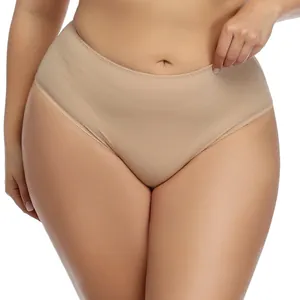 Detaillierte Nahaufnahme atmungsaktiver nahtloser High-Waist-Slips in Hautfarbe Übergröße