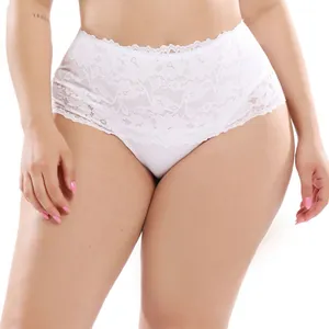 Detailansicht weißer High-Waist-Spitzenslip in Übergröße mit floraler Stickerei