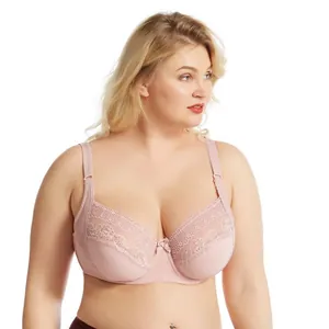 Vista frontal detallada de un sujetador de encaje rosa de talla grande en modelo