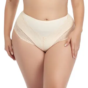 Détail de culotte en dentelle beige grande taille avec taille mi-haute confortable