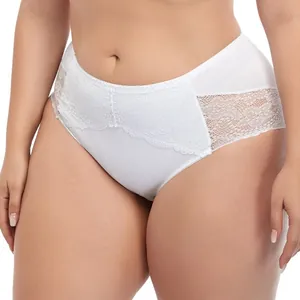 Detailaufnahme weißer High-Waist-Spitzenslip für Übergrößen am Model für Damen
