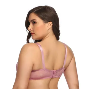 Rückansicht eines rosa Spitzen-BHs in Übergröße mit verstellbaren Trägern und U-Design