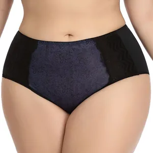 Detailansicht der Damen-Spitzenslip in Übergröße mit lila Blumendruck und elegantem Mesh-Design.
