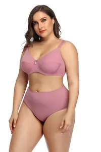 Detalle de conjunto de lencería rosa de talla grande con sujetador de copa completa y braga