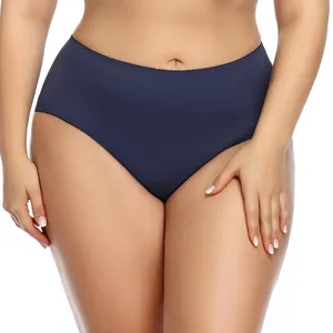 Nahaufnahme zeigt die glatte Passform und den hohen Bund der nahtlosen marineblauen Slip.