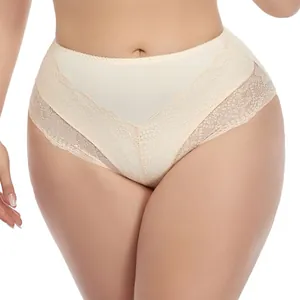Gros plan d'une culotte beige sans couture grande taille avec détails en dentelle florale