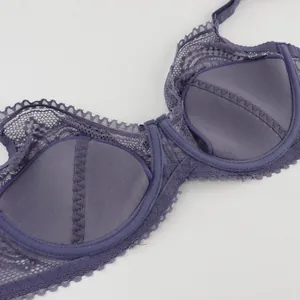 Soutien-gorge à armatures en dentelle lavande avec mesh ultra-fin et détails floraux