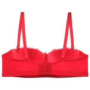 Vue arrière d'un soutien-gorge push-up en dentelle rouge avec triple agrafe.