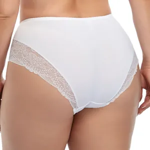 Detailansicht der Rückseite von weißen Übergrößen-Höschen mit hoher Taille und Spitze