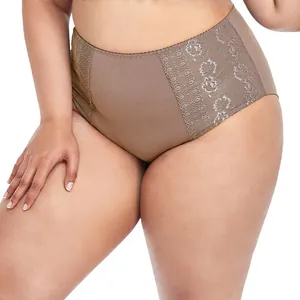 Gros plan de culotte en coton grande taille avec panneaux latéraux en dentelle florale.