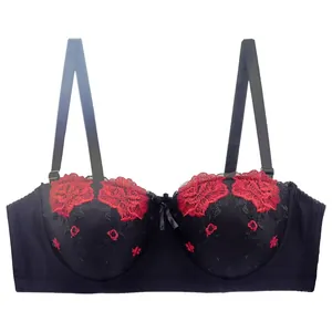 Vue détaillée d'un soutien-gorge push-up noir sexy avec broderie florale rouge vif