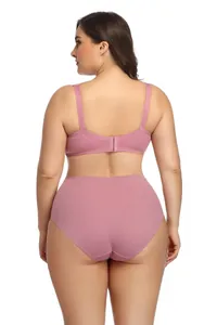 Vista posterior completa de un conjunto de sujetador deportivo y braga malva de talla grande
