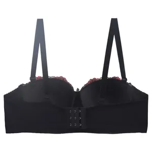 Vue arrière détaillée d'un soutien-gorge push-up noir avec broderie rouge et agrafage triple