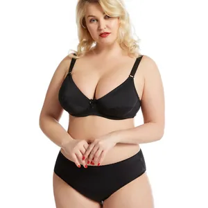 Vista frontal de conjunto de lencería negro talla grande con acabado liso en modelo