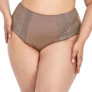 Détail de la dentelle florale sur une culotte en coton marron taille haute grande taille.