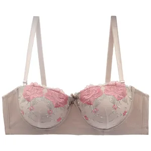 Vue détaillée d'un élégant soutien-gorge brodé de fleurs aux motifs roses délicats