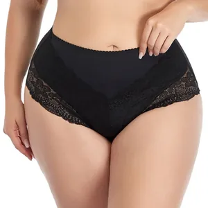 Vue détaillée du motif en dentelle florale sur cette culotte noire taille haute grande taille