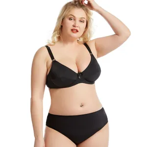 Detalle del conjunto de sujetador y braga de talla grande en negro con copa completa