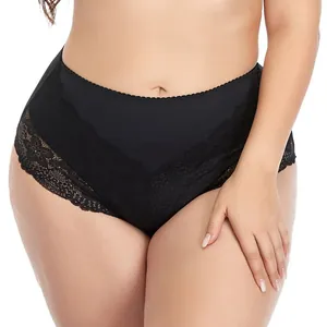 Vue détaillée d'une culotte en dentelle noire grande taille montrant une coupe sans couture