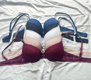 Una colección de cinco sujetadores push-up de encaje floral en varios colores en seda
