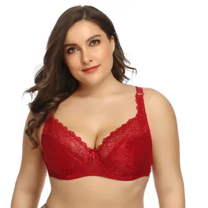 Detailaufnahme des eleganten roten Spitzenmusters eines atmungsaktiven Push-up-BHs