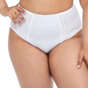 Gros plan d'une culotte en coton blanc grande taille avec détails en dentelle latérale.