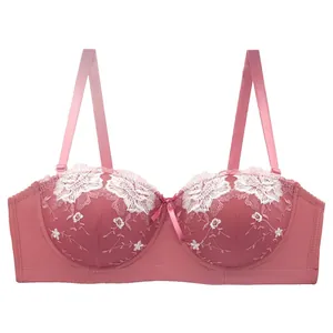Vue détaillée d'un élégant soutien-gorge push-up rose brodé de fleurs avec dentelle