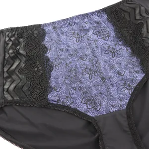 Nahaufnahme von Damen-Unterwäsche in Übergröße mit lila Blumendruck und schwarzer Spitze