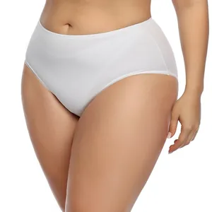 Nahaufnahme weißer nahtloser Damen-Slip in Übergröße mit hoher Taille aus weicher Baumwolle