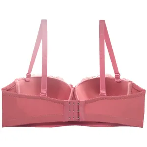Vue arrière détaillée d'un soutien-gorge push-up brodé rose avec bretelles