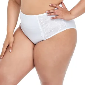 Détail de culotte en coton blanc pour femme grande taille avec bordure en dentelle taille.