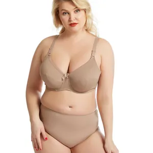 Vista detallada de conjunto de lencería beige de talla grande en modelo con curvas