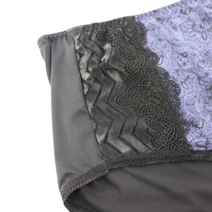 Detailansicht der Damen-Panty in Übergröße mit schwarzer Spitze und lila Blumendruck
