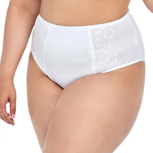 Détail de culotte en coton grande taille blanche avec empiècements en dentelle élégants