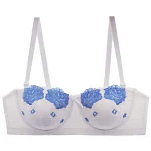 Vue détaillée du soutien-gorge blanc avec broderie florale bleue et dentelle